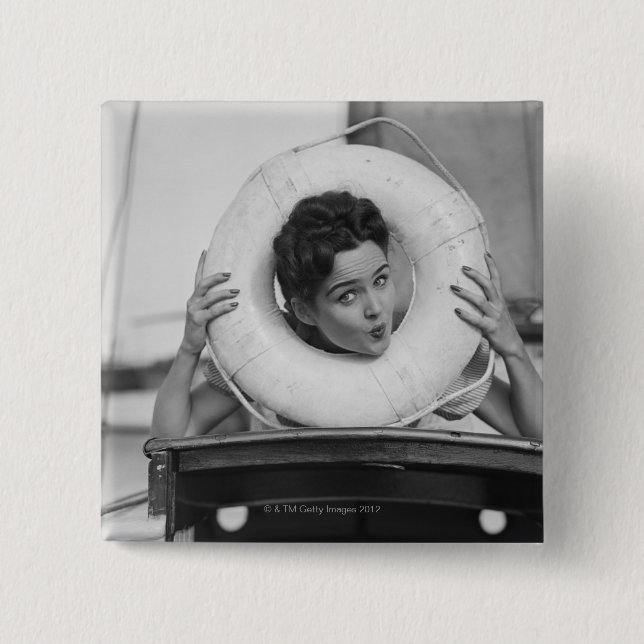 Macaron Carré 5 Cm Femme posant 3 (Devant)