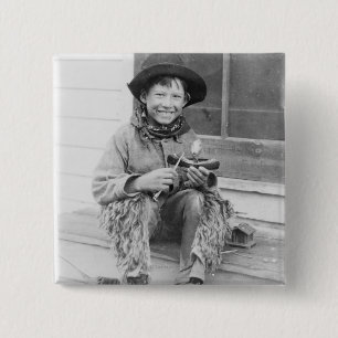 Macaron Carré 5 Cm Garçon habillé comme cowboy avec des jouets