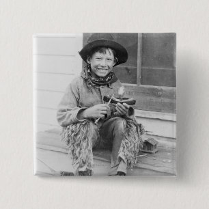 Macaron Carré 5 Cm Garçon habillé en cowboy avec jouets