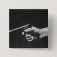 Homme tenant l'arme à feu