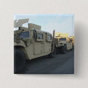 Macaron Carré 5 Cm Humvees se reposent sur le pilier à la ville de