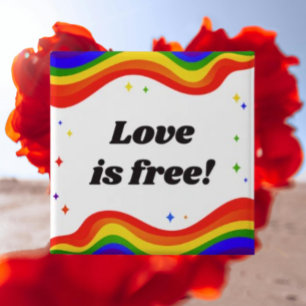 Macaron Carré 5 Cm L'amour est libre : bouton de fierté arc-en-ciel