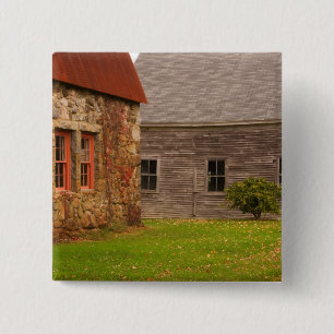 Macaron Carré 5 Cm Le Maine, vieux bâtiment en pierre et grange en