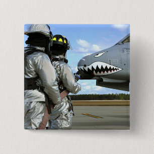 Macaron Carré 5 Cm Les sapeurs-pompiers déploient un tuyau d'incendi