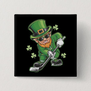 Macaron Carré 5 Cm Lutin jouant au hockey St Patrick's Day Irlandais