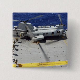 Macaron Carré 5 Cm Marines embarquent un hélicoptère CH-46E Sea Knigh