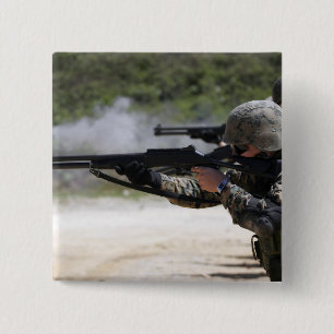 Macaron Carré 5 Cm Marines mettant le feu à des fusils de chasse