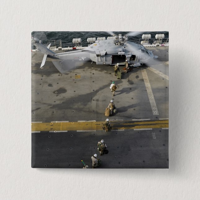 Macaron Carré 5 Cm Marines se prépare à embarquer sur un MH-60S (Devant)