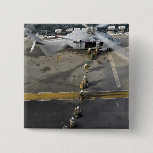 Macaron Carré 5 Cm Marines se prépare à embarquer sur un MH-60S