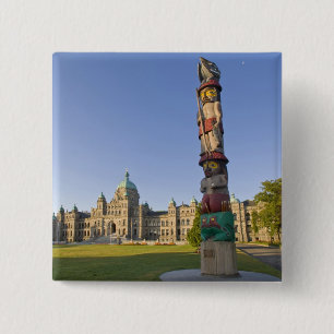 Macaron Carré 5 Cm Mât totem devant l'édifice du Parlement à