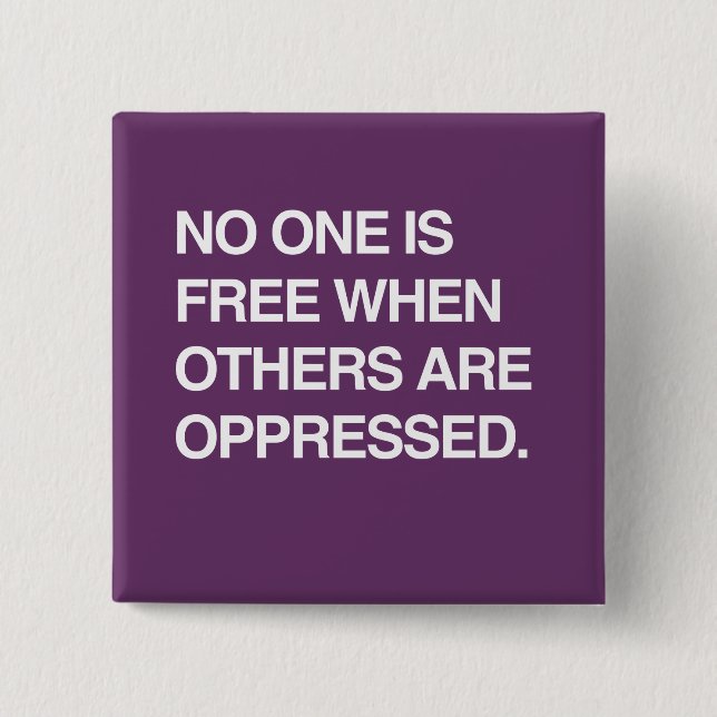 MACARON CARRÉ 5 CM PERSONNE N'EST LIBRE QUAND D'AUTRES SONT OPPRIMÉS (Devant)