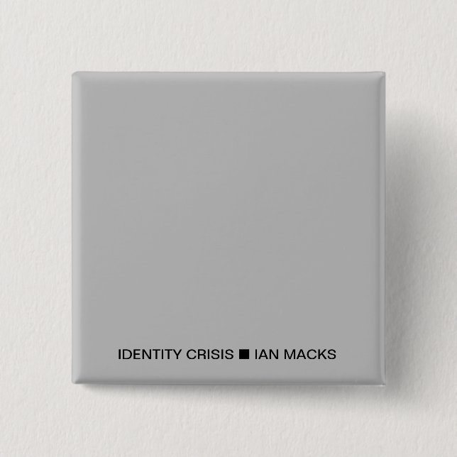 Macaron Carré 5 Cm RVE Ian Macks'IDENTITY CRISIS Pin (Carré gris) (Devant)