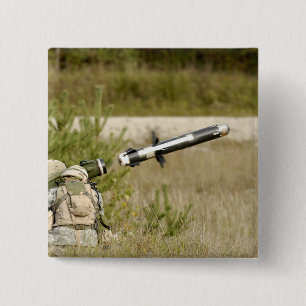 Macaron Carré 5 Cm soldats mettant le feu à un javelot FGM-148