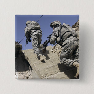 Macaron Carré 5 Cm Soldats montant l'escalier d'un bâtiment