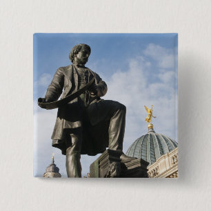 Macaron Carré 5 Cm Statue avec dôme en verre sur le bâtiment Kunstver