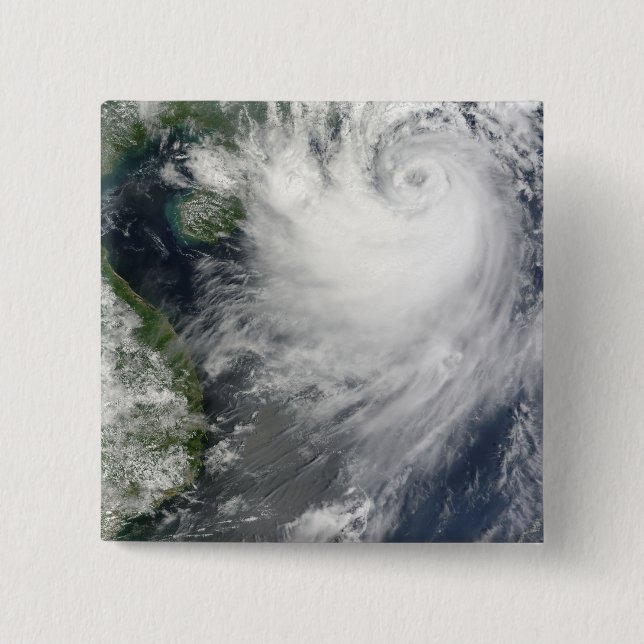 Macaron Carré 5 Cm Tempête tropicale Koppu près d'un point d'atterris (Devant)