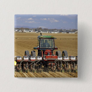 Macaron Carré 5 Cm Tracteur tirant un semoir de maïs semence.