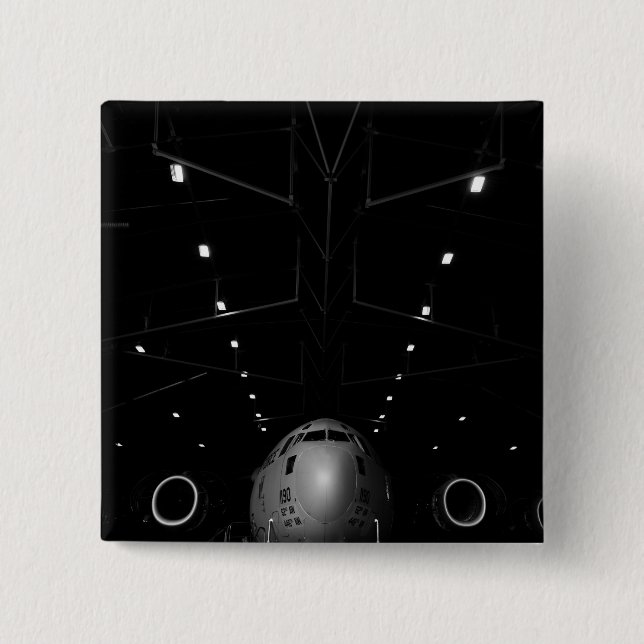 Macaron Carré 5 Cm Un C-17 Globemaster III est assis dans un hangar (Devant)