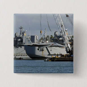 Macaron Carré 5 Cm Un F-15 Eagle obtient un ascenseur d'une grue de