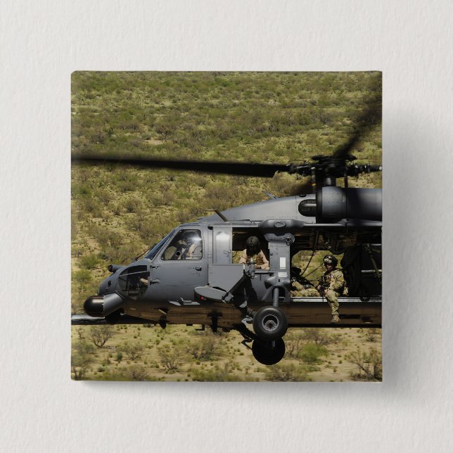 Macaron Carré 5 Cm Un HH-60 Pave Hawk survole le désert (Devant)
