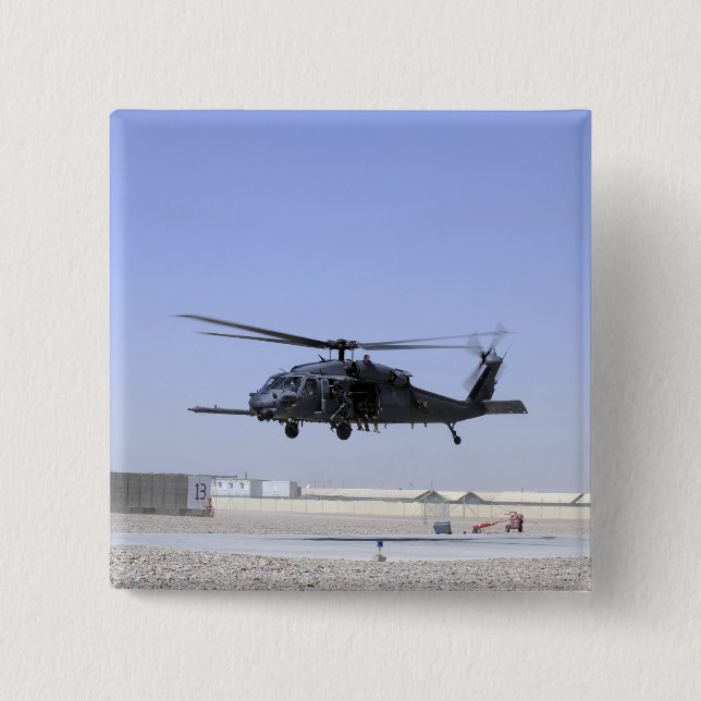 Macaron Carré 5 Cm Un HH-60G Pave Hawk décolle du Camp Bastio (Devant)