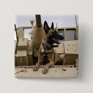 Macaron Carré 5 Cm Un ouvrier militaire assis sur un M2A3
