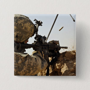 Macaron Carré 5 Cm un soldat engage des forces ennemies