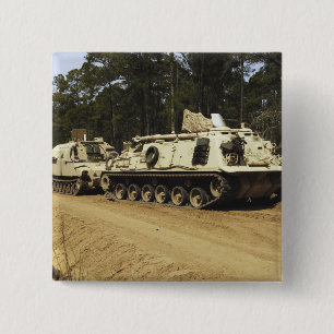 Macaron Carré 5 Cm Un véhicule de récupération M-88 commence à remorq