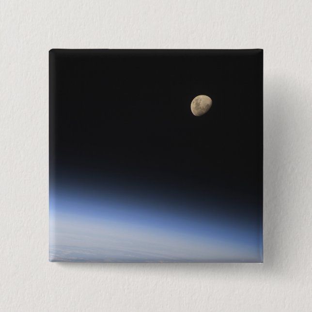 Macaron Carré 5 Cm Une lune géante visible au-dessus de l'atmosphère  (Devant)