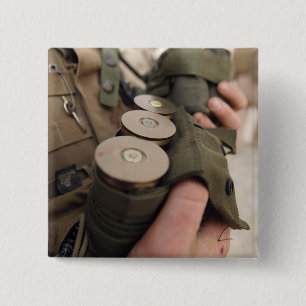 Macaron Carré 5 Cm Une marine berce des poignées de grenades de 40