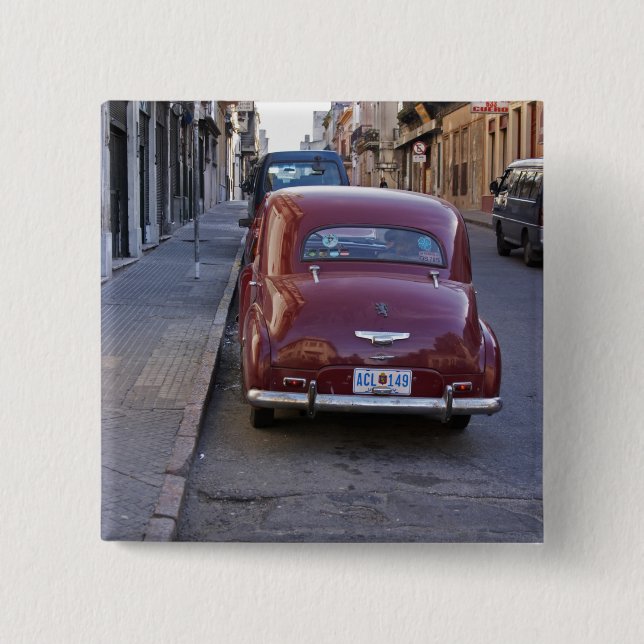 Macaron Carré 5 Cm Une vieille voiture rouge classique Peugeot garée  (Devant)