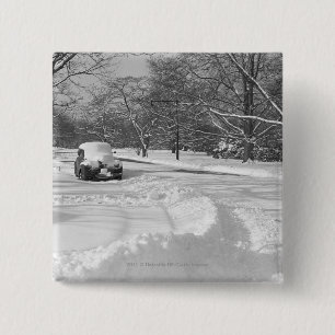 Macaron Carré 5 Cm Voiture couverte par neige sur la rue B&W