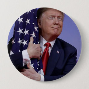 Macaron Rond 10 Cm President Trump Hugging the American Flag