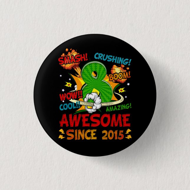 Macaron Rond 2,50 Cm 8e anniversaire Comic Style stupéfiant depuis 2015 (Devant)
