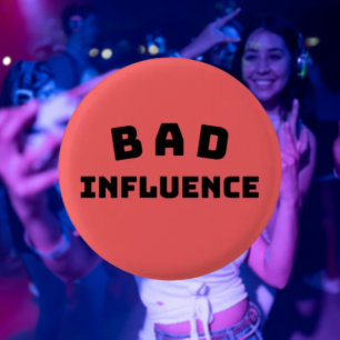 Macaron Rond 2,50 Cm BAD Influence Funny Bouton rouge - Audacieux Typog