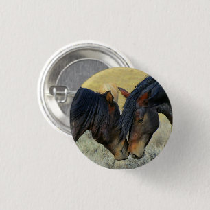 Macaron Rond 2,50 Cm Bouton des chevaux sauvages Touchant le nez
