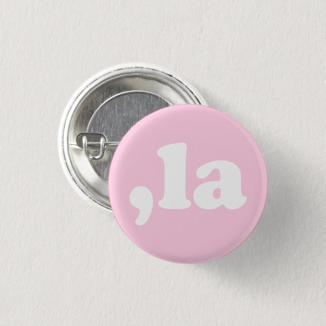 Macaron Rond 2,50 Cm Comma La kamala typographie moderne rose clair (Devant & derrière)