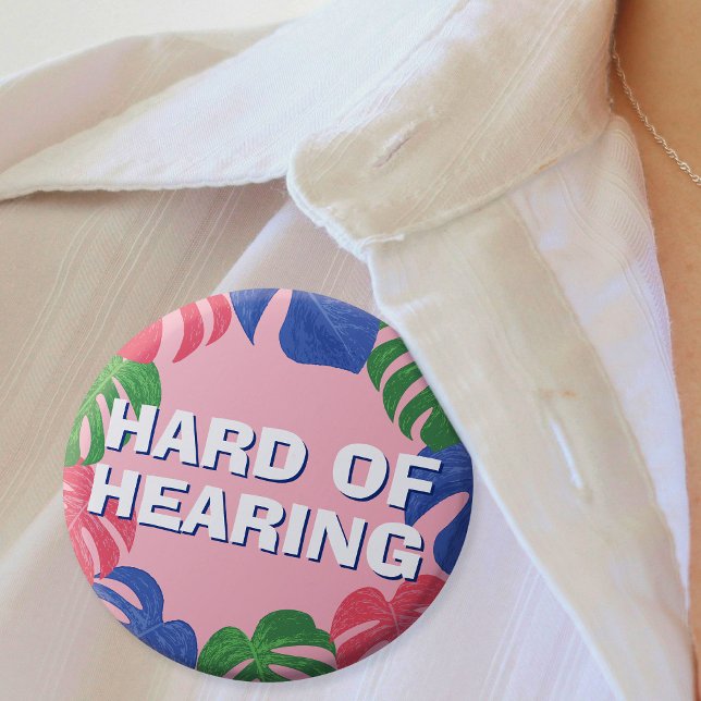 Macaron Rond 2,50 Cm Difficile d'entendre des Feuilles féministes roses (Mockup of badge on women's blouse)