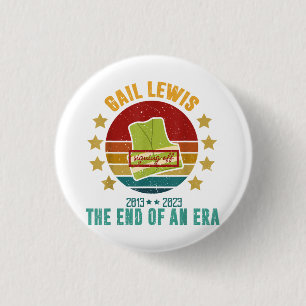 Macaron Rond 2,50 Cm Gail Lewis, Nous vous saluons, la fin d'une ère Si