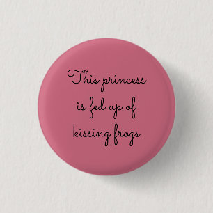 Macaron Rond 2,50 Cm Kissing Frogs Fairy Tale Typographie noir et rose