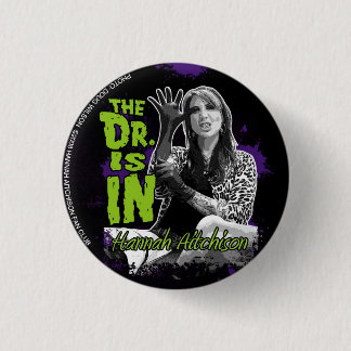 Macaron Rond 2,50 Cm Le docteur est DEDANS ! Bouton - Hannah Aitchison