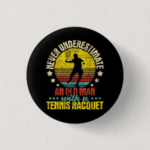 Macaron Rond 2,50 Cm Ne jamais sous-estimer un vieil homme - Tennis Rac