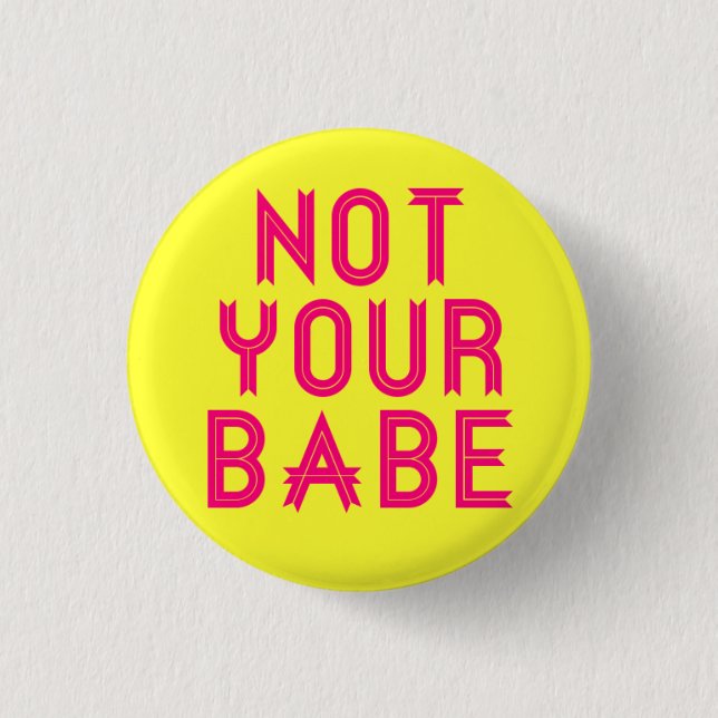 Macaron Rond 2,50 Cm pin "Not Your Babe" (Devant)