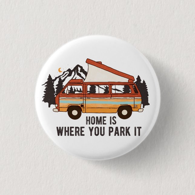 Macaron Rond 2,50 Cm Remorque Camping RV "Home is Where You Park It" (Devant)