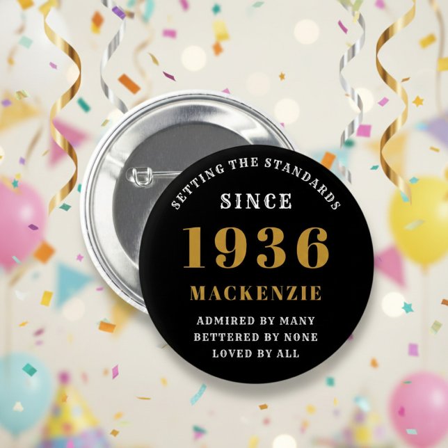Macaron Rond 5 Cm 90th Birthday 1936 Elegant Chic Black Gold (Born 1936 button badge. Background out of focus.)