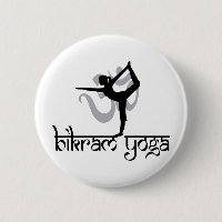 Arc debout tirant le yoga de Bikram de pose