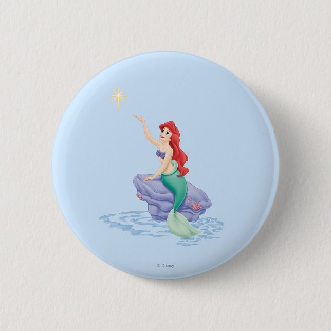 Macaron Rond 5 Cm Ariel assis sur le rocher (Devant)