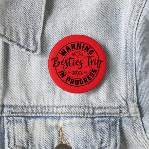 Macaron Rond 5 Cm Avertissement Besties Voyage en cours Noir sur Rou