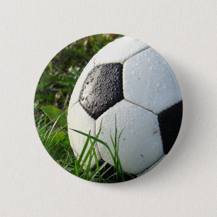 Macaron Rond 5 Cm Balle de football noir et blanc en herbe verte
