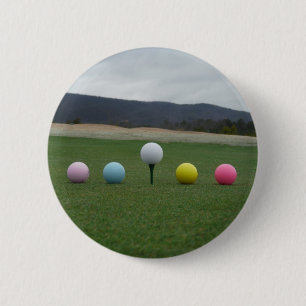 Macaron Rond 5 Cm Ballons de golf aux couleurs vives sur une montagn